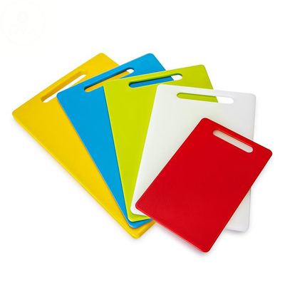 Multi tagliere di plastica del blocchetto di spezzettamento della cucina dell'HDPE di rettangolo di colore con la maniglia