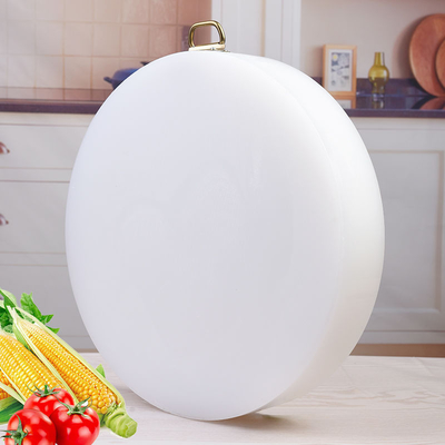 La cucina della famiglia che cucina gli strumenti ispessisce il PE di plastica intorno al blocchetto di spezzettamento tagliato