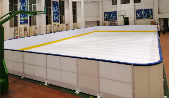 Pista di pattinaggio su ghiaccio a scivolamento estremo per pattinaggio artificiale / pista di pattinaggio senza ghiaccio in plastica per il centro di allenamento